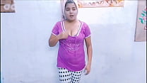 Русская женщина светит абсолютно голым телом на надувном матрасе у воды