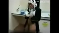 Зрелая медсестричка лечит юного молодого пациента вагинальным сексом на кушетке